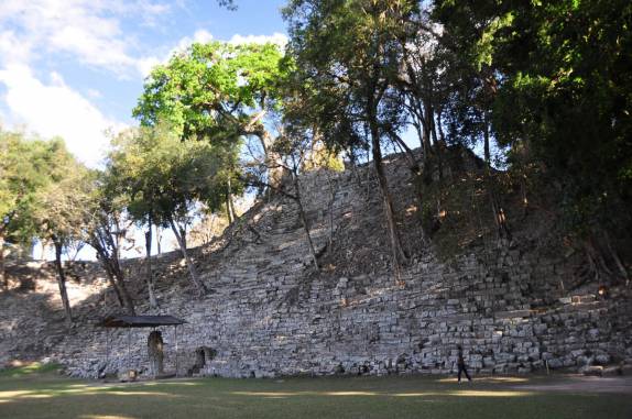 Árvores crescem sobre as ruínas mayas de Copán, em Honduras